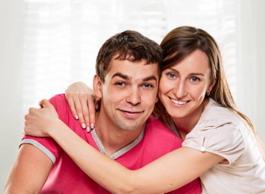 gülümseme ile mutlu çift