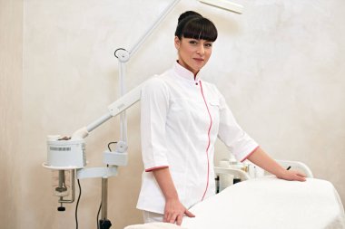 işe gitmeden önce genç kadın güzellik uzmanı