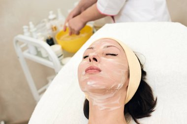 maske peeling ile kadın