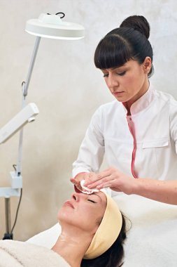 Estetik programları. Salonda kadın