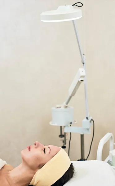 Женщина в салоне косметолога — стоковое фото