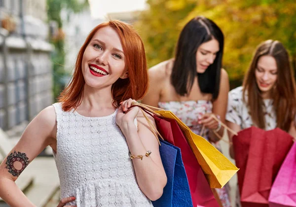 Compras sonriente mujer — Foto de Stock