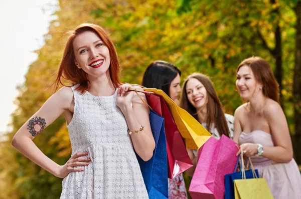 Mujer de compras con amigos — Foto de Stock