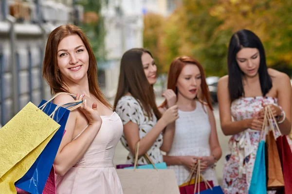 Uśmiechnięta kobieta z torbami na zakupy — Zdjęcie stockowe