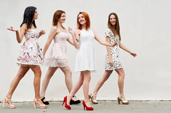 Wandergruppe junger Frauen — Stockfoto