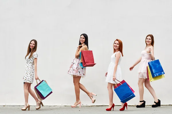Vier vrouwen met Shopping tassen — Stockfoto