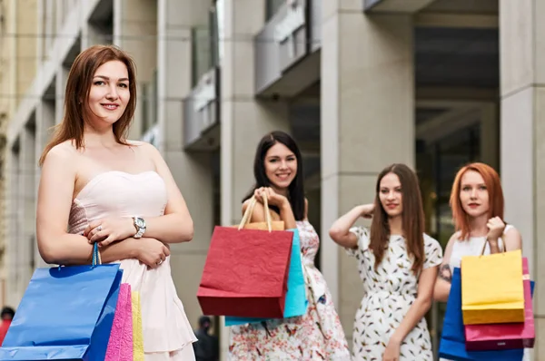 Gülümseyen genç kadın alışveriş