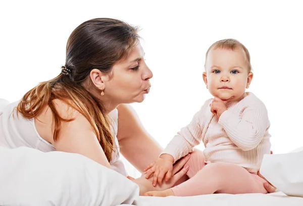 Spelen gelukkig familie moeder en baby — Stockfoto