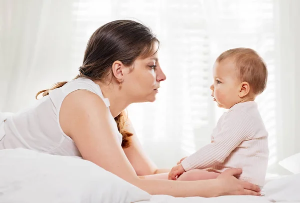 Mutlu aile iletişim. Anne ve bebek — Stok fotoğraf