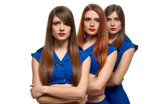 Retrato grupal de tres mujeres serias. trillizos hermanas — Foto de Stock