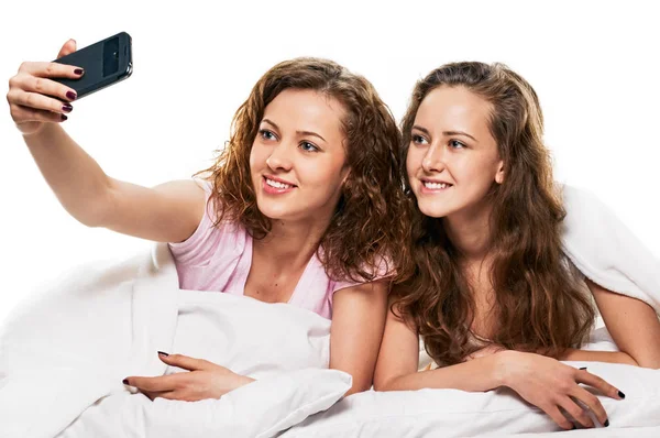 Selfie-Freunde im Bett — Stockfoto