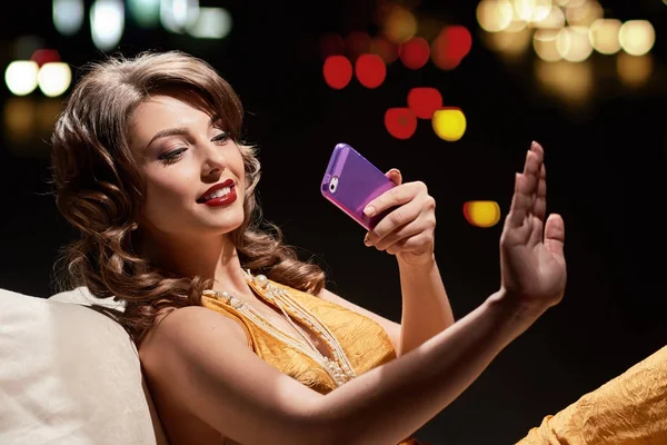 Bayan manikür inceliyor