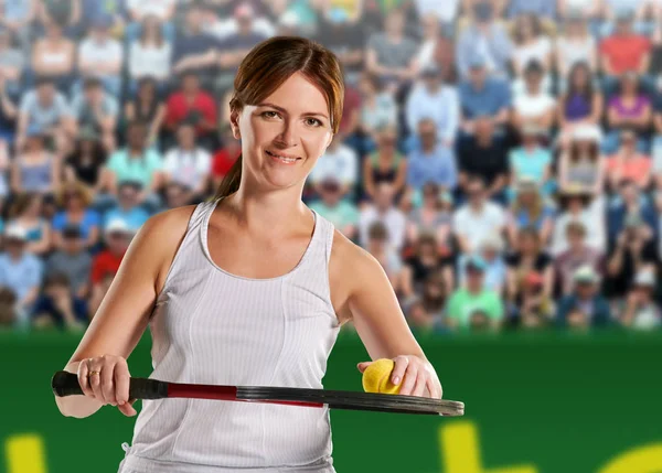 Жіночий портрет з тенісною ракеткою і м'ячем — стокове фото