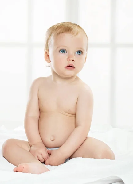 Baby flicka sitter — Stockfoto