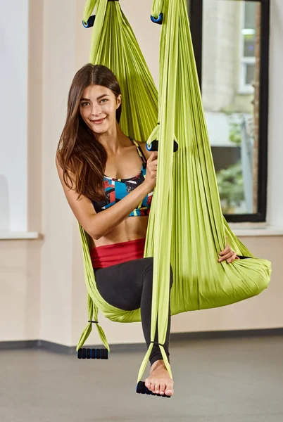 Mujer sentada en yoga aéreo anti-gravedad — Foto de Stock