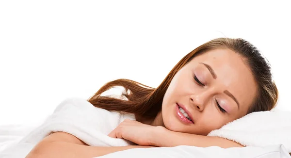 Spící mladá žena v posteli na polštáři — Stock fotografie