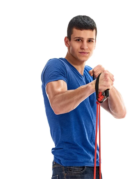 Молодой человек упражняется с резиновым экспандером — стоковое фото