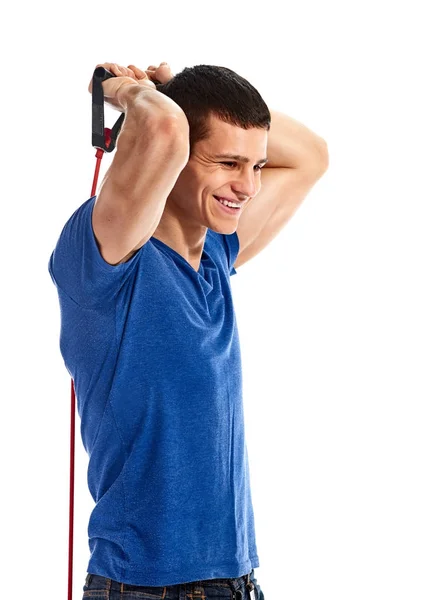 Hombre deportivo haciendo ejercicio con expansor de goma — Foto de Stock