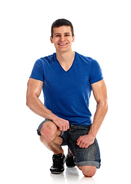 Sedící muž prázdné modré tričko — Stock fotografie