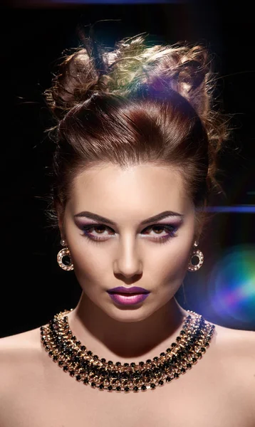 Mooie vrouw portret met heldere mode make-up — Stockfoto