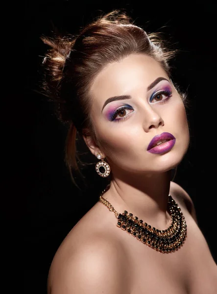 Schöne Frau mit heller Mode Make-up — Stockfoto