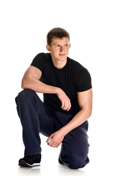 Сидящий мужчина пустая черная футболка — стоковое фото