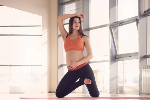 Haciendo ejercicio de yoga mujer embarazada — Foto de Stock