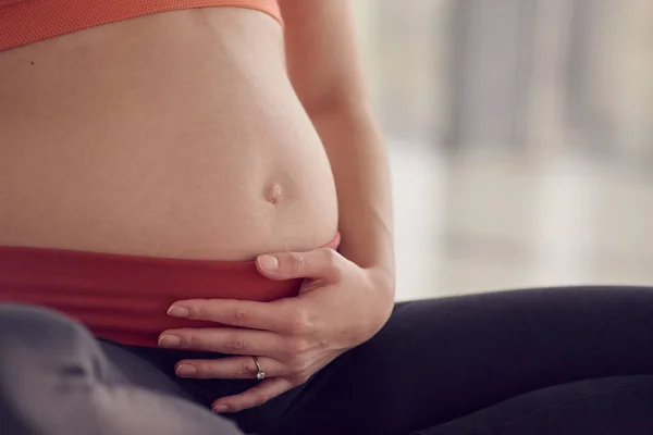 Беременная женщина часть — стоковое фото