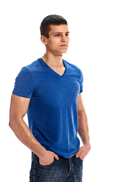 Vážný muž prázdné modré tričko — Stock fotografie