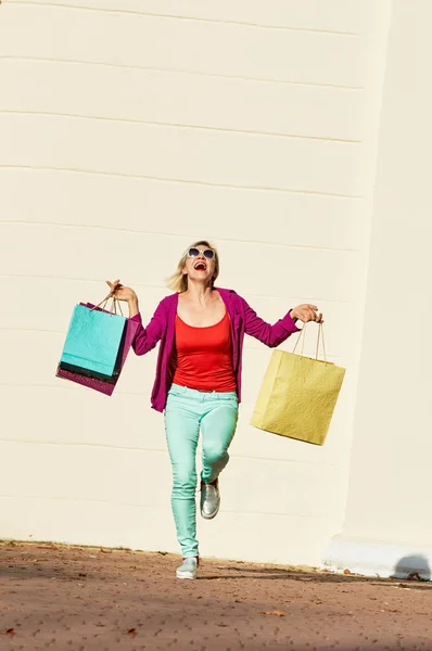 Běží žena nákupní tašky — Stock fotografie