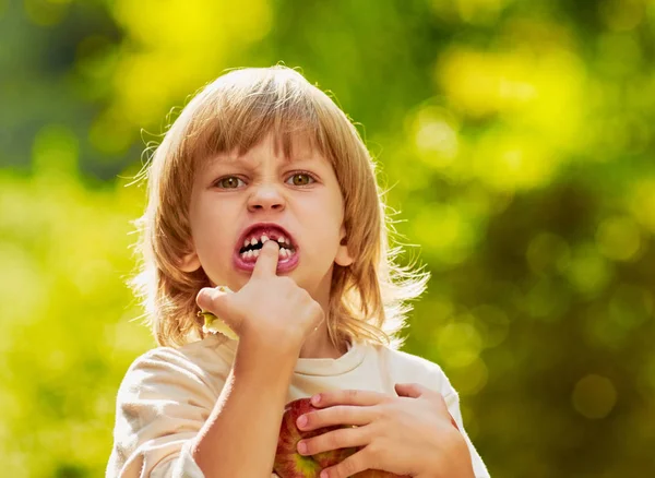 Junge mit Äpfeln — Stockfoto