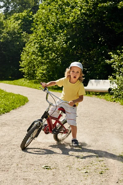 Kind spelen fiets — Stockfoto