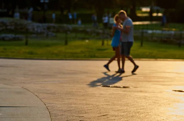 Танцююча пара в парку не орієнтована — стокове фото