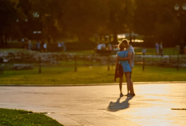 Прийняття пари в парку не орієнтованих — стокове фото