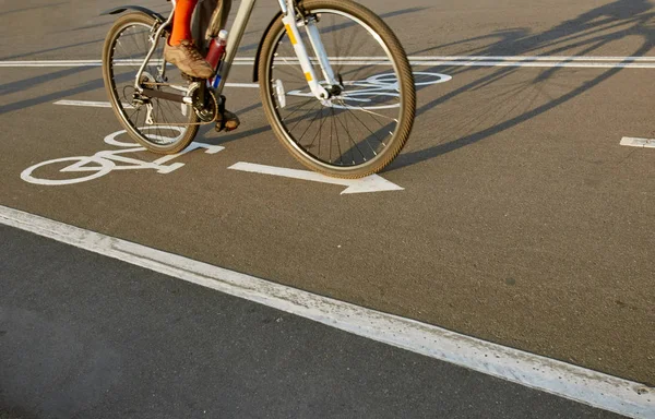 Велосипедный дорожный знак и велосипедный всадник — стоковое фото