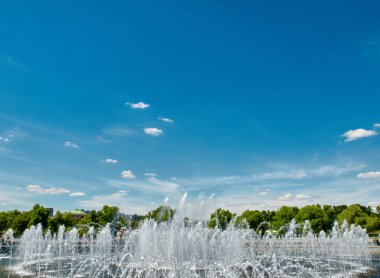 Çeşme ve gökyüzü