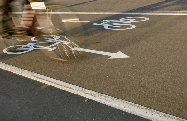 Велосипедный дорожный знак и велосипедист в движении — стоковое фото