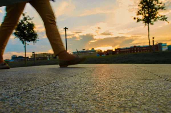 Pés mulher andando — Fotografia de Stock