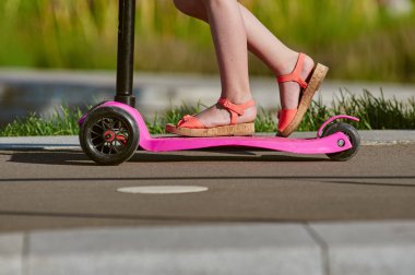 bacaklar ile tekme scooter