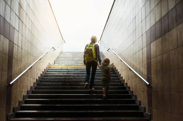 Мати і син сходження сходами — стокове фото