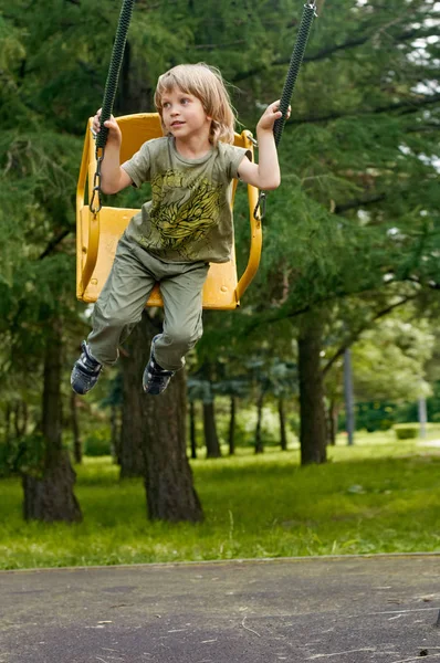 Joy swing. chico — Foto de Stock