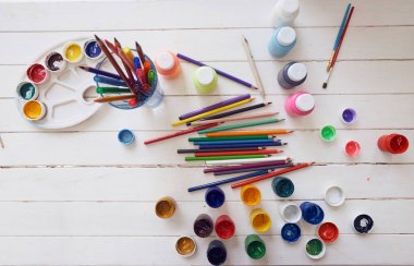 Bir tablo çizmek için kalem guaş fırçalar