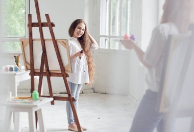 Sanat ders. kadın öğretmen ve küçük kız