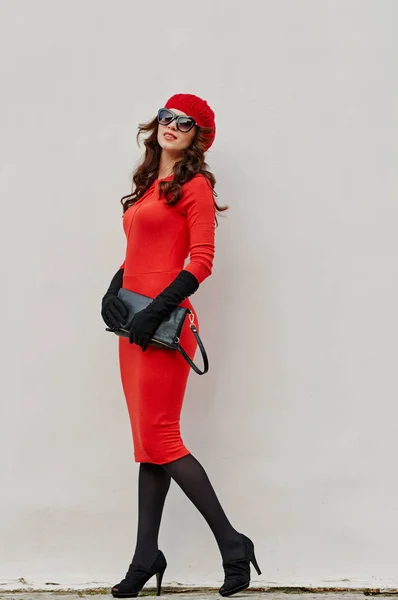 Duvar hakkında Kırmızı elbiseli kadına çekicilik — Stok fotoğraf