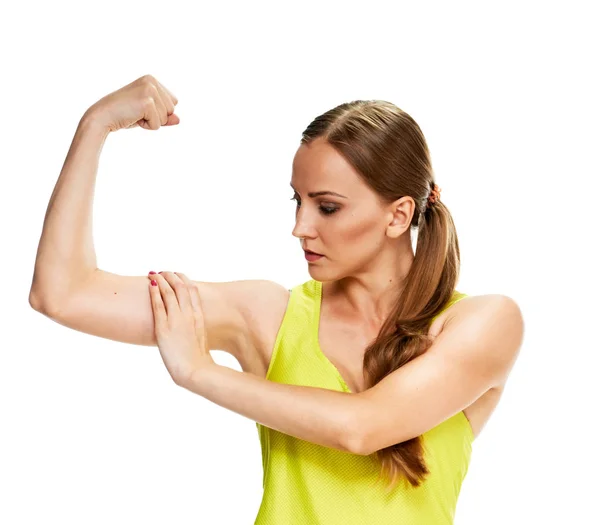 Krásy dívka fitness portrét. ukazuje její biceps — Stock fotografie