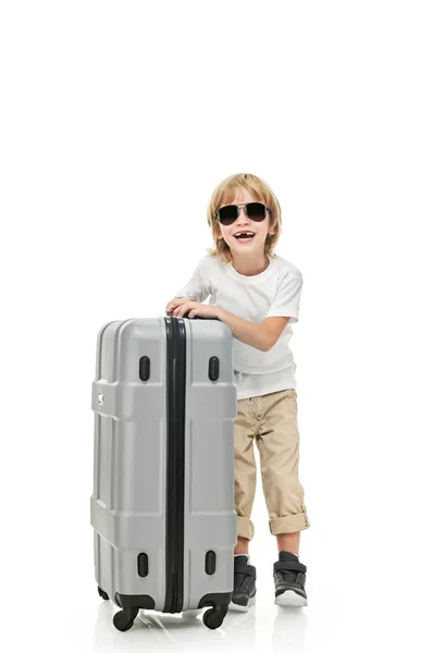 เด็กน้อยที่มีกระเป๋าเดินทางขนาดใหญ่ — ภาพถ่ายสต็อก