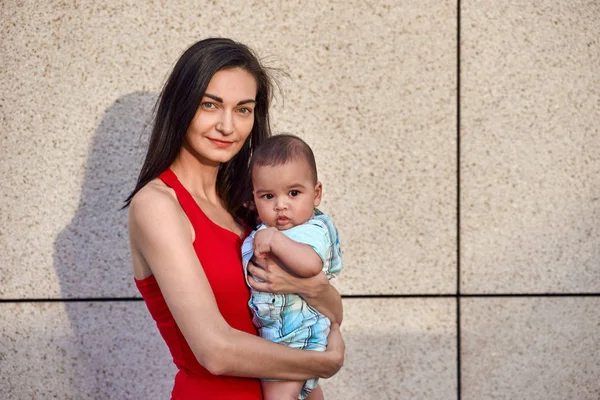 Madre y bebé sobre la pared — Foto de Stock