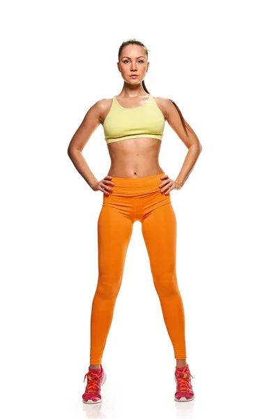 Vonzó fitness nő pózol — Stock Fotó