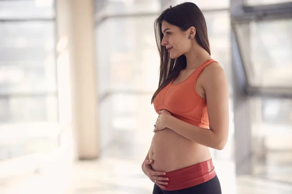 Fitness Mujer embarazada retrato con espacio — Foto de Stock