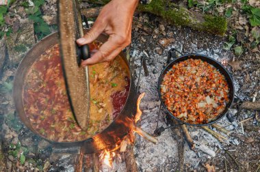 kamp ateşi gıda hazırlama
